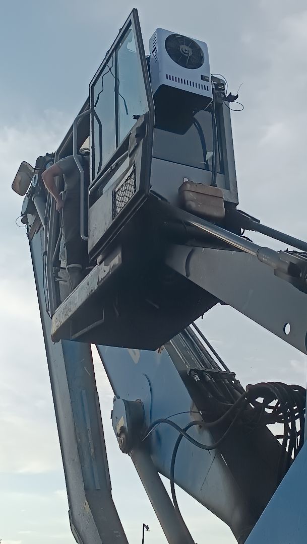 Установка сплит-системы FT-TAC-PV02 на грейферный перегружатель Fuchs MHL 350 Установка сплит-системы FT-TAC-PV02 на грейферный перегружатель Fuchs MHL 350